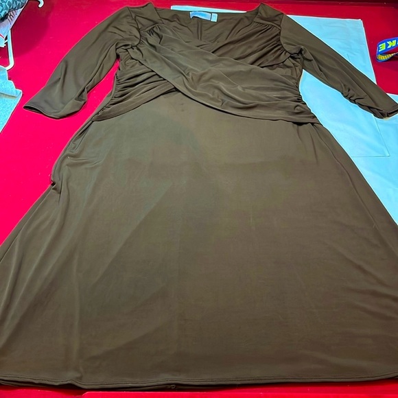 XL BROWN WRAP top DRESS FLATTERING stretchy knit wide neck midi 3/4 Slv slinky - Picture 1 of 14